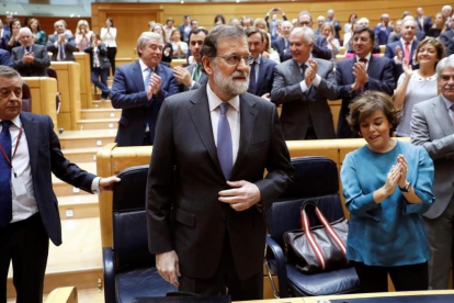 Los senadores del PP aplauden a Mariano Rajoy en el Senado minutos antes de que se suba a la tribuna a defender el 155.-FE / CHEMA MOYA