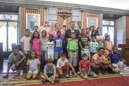 Foto de familia de los nños saharauis con el alcalde, Javier Lacalle y la concejala, Ana Lopidana, el presidente de la asociación, Antonio Ibáñez, y Abdi, en el salón de Plenos.-SANTI OTERO