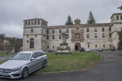 El Monasterio de San Pedro Cardeña compite con la belleza y majestuosidad de las líneas del Mercedes C State 220D.-HÉCTOR FUSTEL