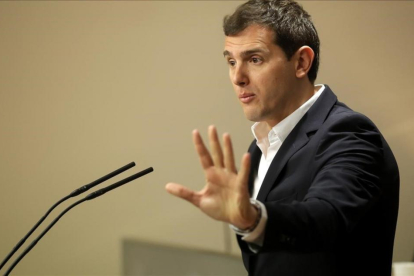 El presidente de Ciudadanos, Albert Rivera, en una rueda de prensa el pasado martes en el Congreso.-JOSÉ LUIS ROCA
