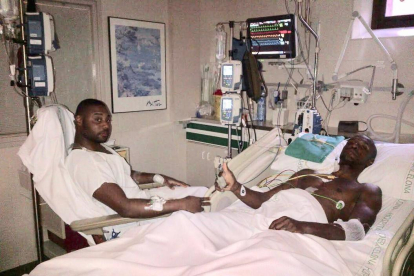 Abidal y su primo Gérard Armand en el Hospital tras la operación /-TWITTER
