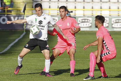 Armiche controla el balón ante dos jugadores de la Cultural Leonesa.-RAÚL G. OCHOA