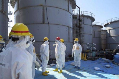 Operarios ante los tanques de agua radiactiva en Fukushima.-Foto: EFE