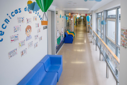 Los niños afectados por un cáncer infantil tienen hospitalizaciones muy largas. La humanización de las zonas de pediatría del hospital están en cada rincón. TOMÁS ALONSO