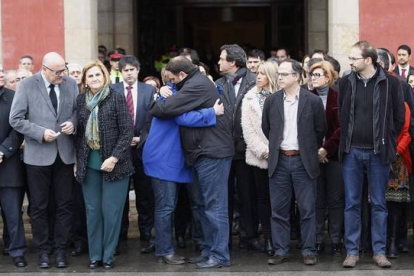 El líder de ERC, Oriol Junqueras, se abraza con la portavoz del partido, Anna Simó, durante el minuto de silencio por las víctimas del accidente aéreo en el Parlament.-Foto: EFE / ALEJANDRO GARCÍA