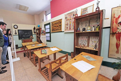La recreación de un aula de los años cincuenta y comienzos de los sesenta es una de las partes de la exposición.-ISRAEL L. MURILLO