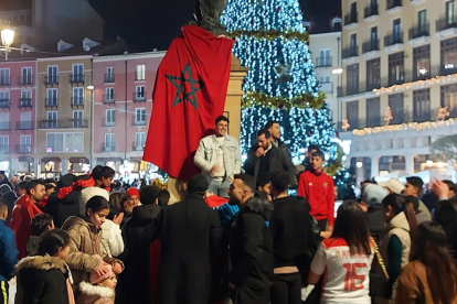 Decenas de marroquíes celebran el triunfo de su selección en Burgos. ECB