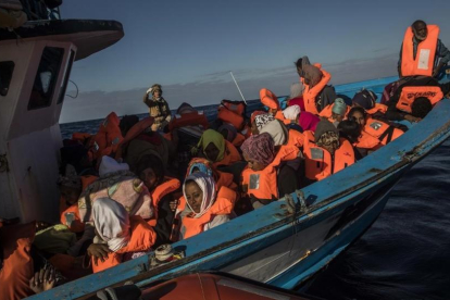 Rescate de más de 300 refugiados y migrantes, sobre todo de Eritrea y Bangladés, en aguas del Mediterráneo, el 27 de enero.-AP / SANTI PALACIOS