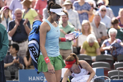 La tenista española Garbiñe Muguruza abandona la semifinal contra la francesa Alize Cornet en el torneo internacional de Brisbane.-EFE / DAVE HUNT