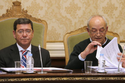 José María Martínez (a la dcha. junto a César Rico), se encargó de explicar el contenido de los Presupuestos de 2015.-R. O.
