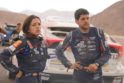 Cristina Gutiérrez y su copiloto, Pablo Huete, muestran su frustración y cansancio.-PRENSA DE CRISTINA GUTIÉRREZ