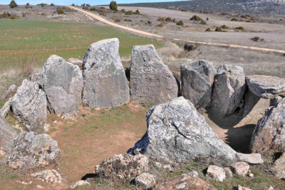 Los vecinos echan en falta mayor información y señalización en el entorno del dolmen.-ECB