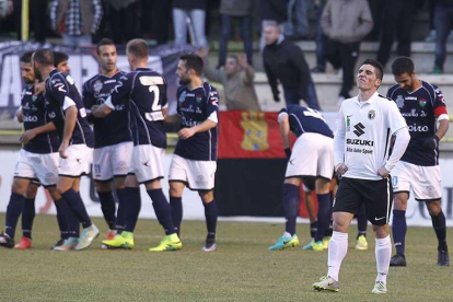 Jorge Fernández se lamenta después de que el Burgos encajara un gol en un choque disputado en El Plantío.-SANTI OTERO