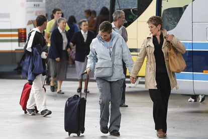 Unas pasajeras caminan por la Estación de Autobuses de Burgos, que cuenta con 17 dársenas.-RAÚL G. OCHOA