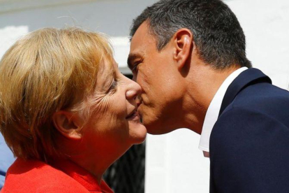 Pedro Sánchez saluda a Angela Merkel a su llegada a la residencia presidencial de Doñana.-MARCELO DEL POZO / REUTERS