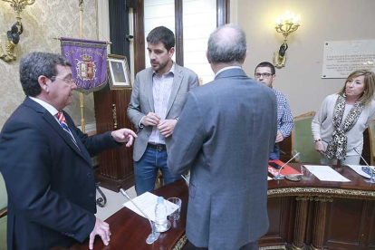 El presidente de la Diputación, César Rico, habla con el portavoz del PSOE, David Jurado, antes de empezar el pleno.-RAÚL G. OCHOA