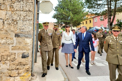 La alcaldesa y el vicepresidente de la Diputación escoltados por los mandos de la División San Marcial.