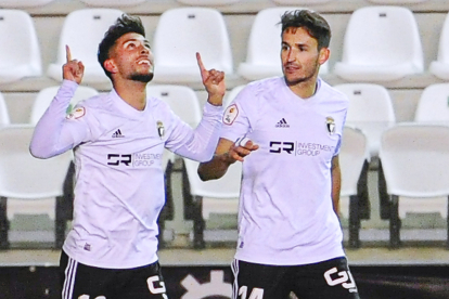 Javi Gómez festeja con Unai Elgezabal, que le dio la asistencia, el gol que a la postre dio la victoria al Burgos CF frente al Numancia. ISRAEL L. MURILLO