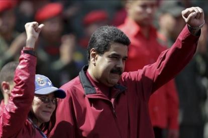 Nicolás Maduro con su esposa en Caracas.-REUTERS/ MARCO BELLO