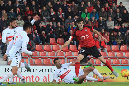 Imagen del encuentro que jugaron el Mirandés y el Nàstic enAnduva la pasada temporada.-JOSÉ ESTEBAN EGURROLA