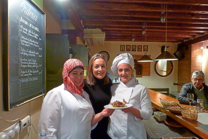 Carmen Fernández (en el centro), Karima y Natalia muestran uno de sus platos.-T.S.T