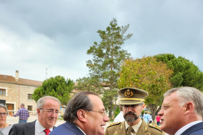 José María Fernández conversa con el vicepresidente de la Diputación, Lorenzo Rodríguez, en presencia del alcalde de Villadiego y diputado provincia, Ángel Carretón.