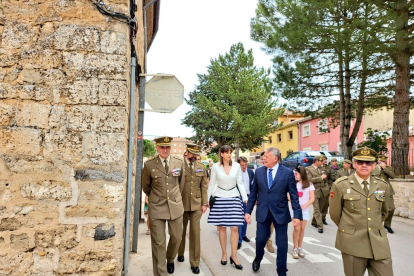 La alcaldesa y el vicepresidente de la Diputación escoltados por los mandos de la División San Marcial.