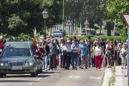 Los coches fúnebres se dirigen al cementerio de San José tras el funeral de ayer.-SANTI OTERO