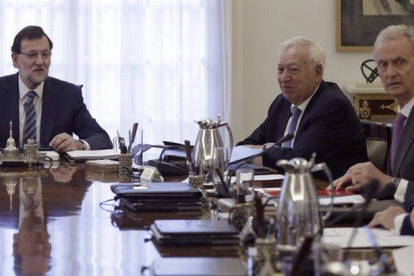 El ministro Margallo, junto a Rajoy, en el Consejo de Ministros extraordinario del lunes.-Foto: EFE / ÁNGLE DÍAZ