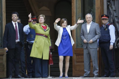 Carme Forcadell y Anna Simó, antes de entrar en el TSJC para declarar.-ALBERT BERTRAN