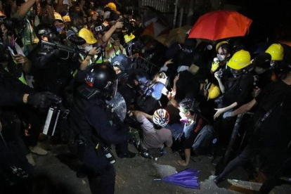 Choques entre policías y manifestantes, este sábado en Hong Kong.-EFE / RITCHIE B. TONGO