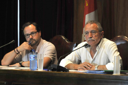 Migiel Armillas, portavoz de C´s y José Antonio de Miguel, alcalde de Almazán.-Valentín Guisande