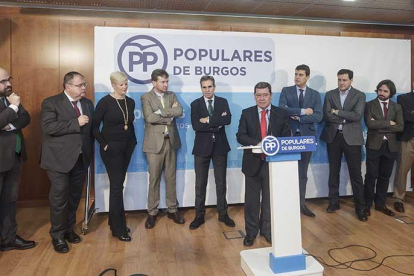 Las direcciones del PP de Burgos y del grupo parlamentario, durante su intervención de ayer.-SANTI OTERO