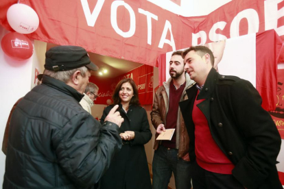 La candidata al Congreso, Esther Peña, y Daniel de la Rosa con afiliados.-RAÚL G. OCHOA