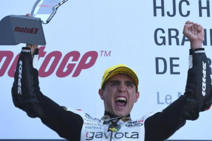 El catalán Albert Arenas (KTM) celebra su primera victoria mundialista en Le Mans.-AFP