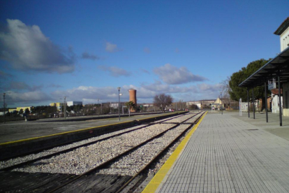 Las vías de la estación de ferrocarril de Aranda de Duero permanecen vacías a la espera de su reapertura.-ECB