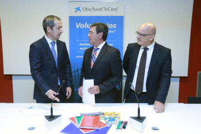 José Manuel Bilbao, César Rico y Julio Velasco en la presentación de la campaña de vuelta al cole de ‘la Caixa’.-RAÚL OCHOA