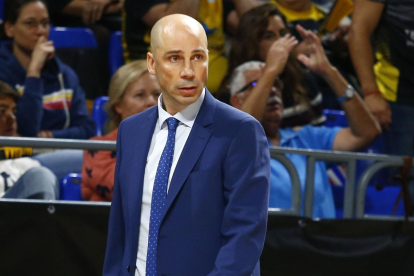 Peñarroya sigue con atención el desarrollo del partido disputado ante el Tenerife el pasado sábado.-ACB PHOTO / E. COBOS