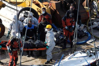 Miembros de los servicios de rescate recuperan el cuerpo de una de las victimas mortales del barco naufragado en el río Danubio.-ZOLTAN MATHE (EFE)