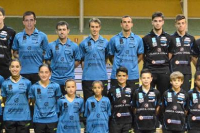 Foto de familia de todos los jugadores que componen el Club Burgos Tenis deMesa en esta temporada 2015/2016.-ECB