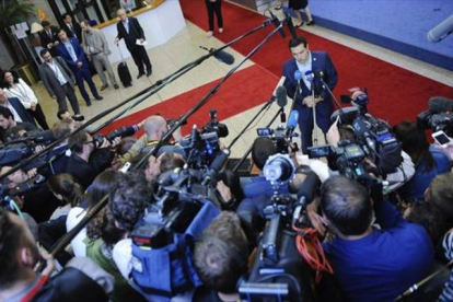 Alexis Tsipras se dirige a la prensa en Bruselas al finalizar el maratoniano Consejo Europeo.-