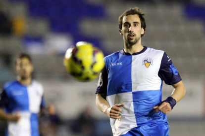 Íñigo Eguaras con la camiseta del Sabadell durante un choque de esta campaña.-