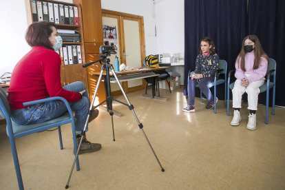 Una de las responsables del casting, Karmen López Franco, trabaja con las ‘aspirantes’ Celia y Elsa (derecha). TOMÁS ALONSO