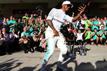 Lewis Hamilton se hace un selfi con su equipo de Mercedes en Austin (EEUU).-AFP / CLIVE ROSE