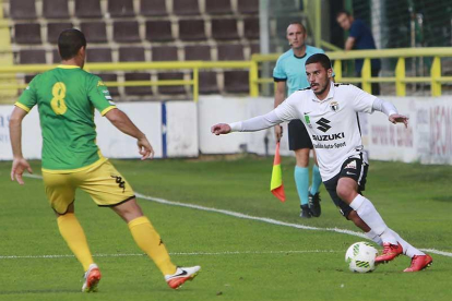 El jugador del Burgos CF Dani Gómez durante un partido-RAÚL OCHOA