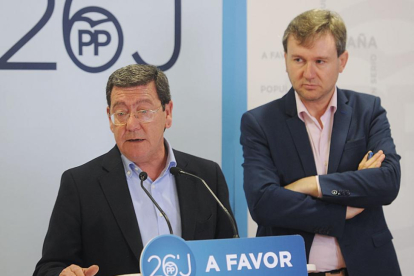 César Rico y Javier Lacalle, presidente y secretario del PP en Burgos, respectivamente.-ISRAEL L. MURILLO