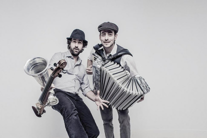 Diego Galaz (i.) y Jorge Arribas mantienen la esencia de la música popular de Fetén Fetén en ‘Cantables’, su nuevo trabajo.-David Palacín
