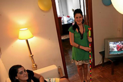Dos chicas comparten piso y se reparten las tareas del hogar.-ECB