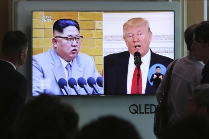 El líder norcoreano Kim Jong-un y el presidente de EEUU, Donald Trump, en un informativo de la televisión de Corea del Sur.-AP / AHN YOUNG-JOON