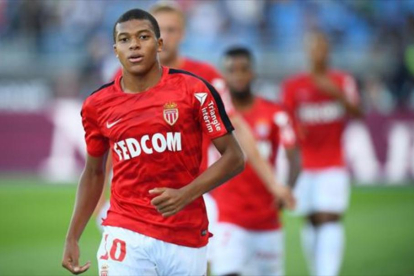 Mbappé, en un partido con el Mónaco-AFP / FRANK FIFE